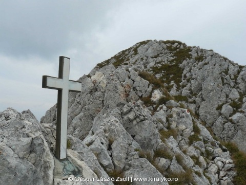 A hegy áldozatainak emléket állító keresztek egyike